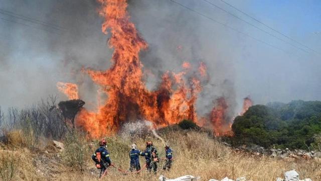 Los bomberos intentan extinguir el incendio en la isla de Kythira, en Grecia.