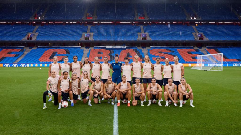 Las jugadoras de la Selección, junto a Montse Tomé, en el último entrenamiento previo a la final.
