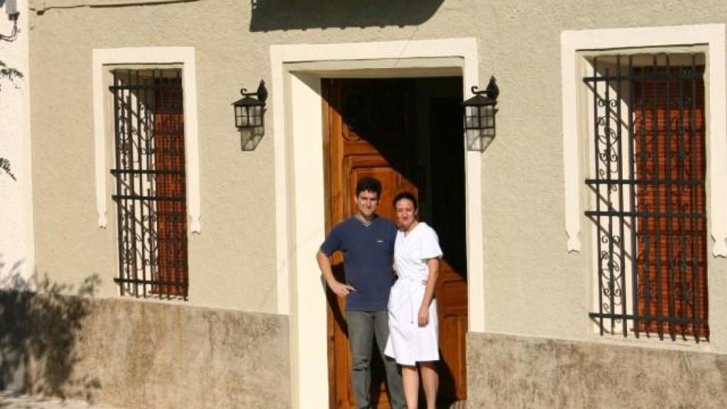 Toni y Sofi en la entrada principal de La Casona.