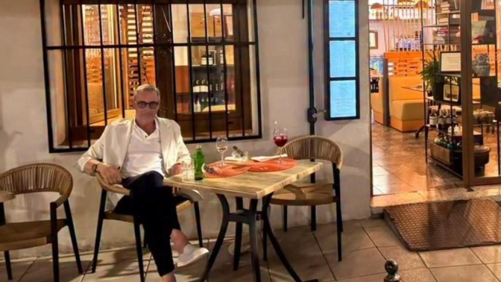 Carlos Herrera sentado en la entrada del restaurante.