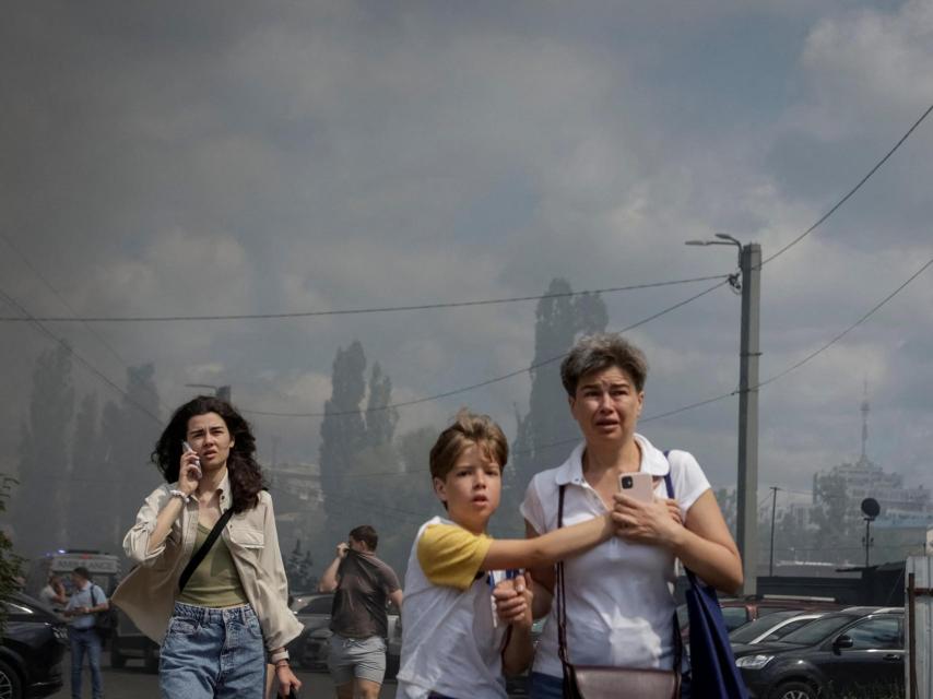 Víctimas de un ataque aéreo ruso, ayer, contra la ciudad ucraniana de Járkiv.