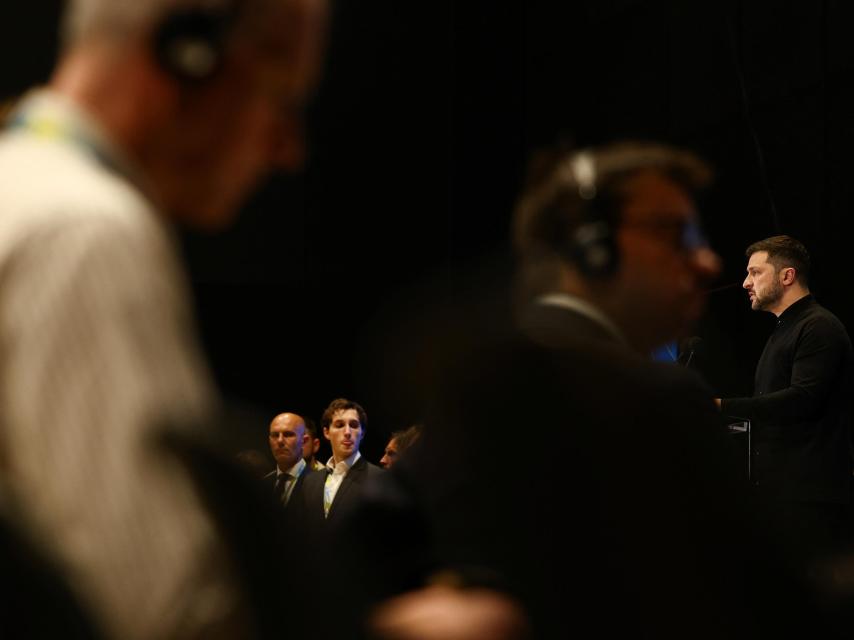 Zelenski, a la derecha, durante una conferencia sobre la reconstrucción de Ucrania en Roma.