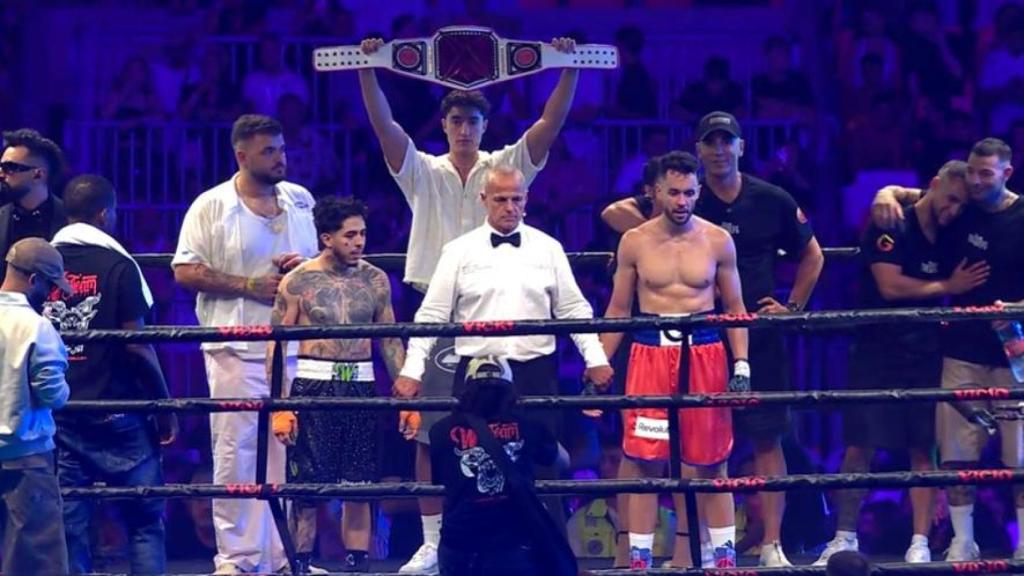 Imagen de TheGrefg con el cinturón de ganador en La Velada del Año 5.