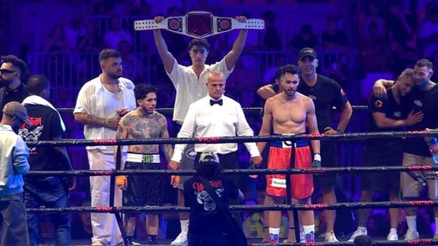 Imagen de TheGrefg con el cinturón de ganador en La Velada del Año 5.