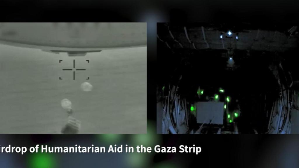 Imágenes distribuidas por las Fuerzas de Defensa de Israel (FDI) que muestran el lanzamiento de los paquetes de ayuda.