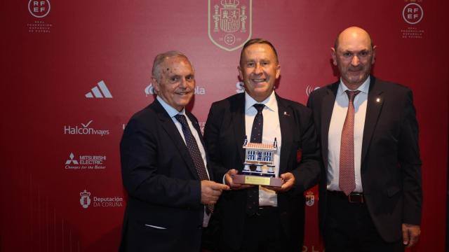 Juan Luis Villamisar en un acto en la visita de la selección española femenina a Riazor. en 2024