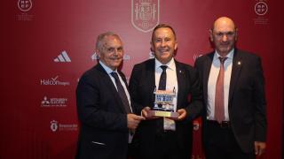 Juan Luis Villamisar en un acto en la visita de la selección española femenina a Riazor. en 2024
