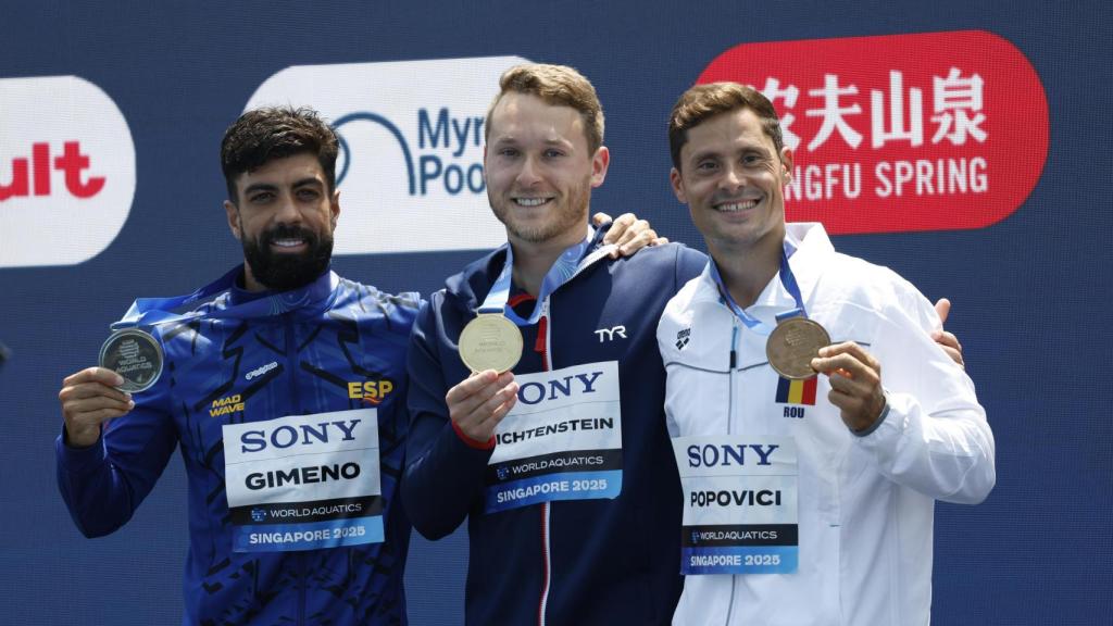 Carlos Gimeno, a la izquierda de la imagen, posa con su medalla de plata.