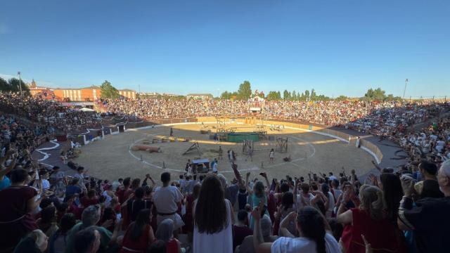 Imagen de las cientos de personas que acudieron al circo astur romano