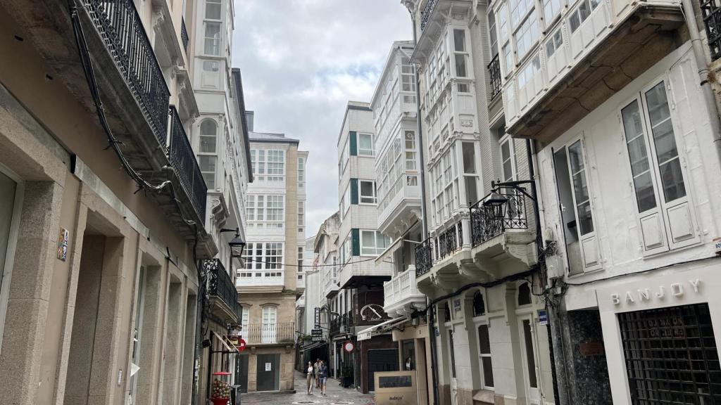 Una calle de A Coruña a primera hora de la mañana.