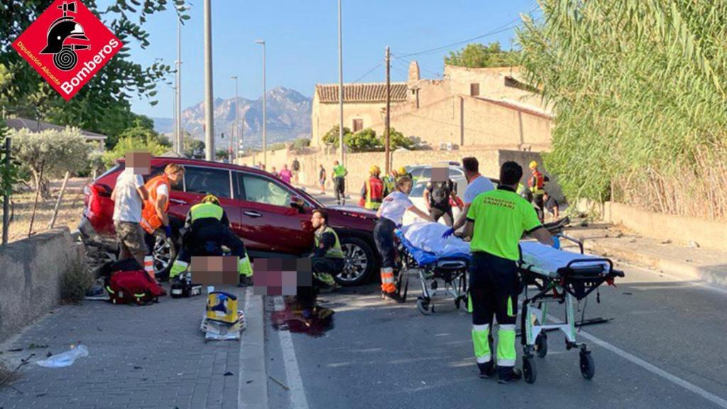 Bomberos y sanitarios intervienen en el accidente.