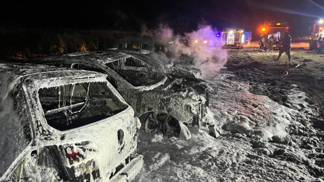 Imagen de los vehículos calcinados.