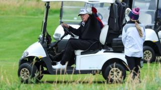 Trump saluda a la prensa este domingo desde su carrito de golf en el 'Trump Turnberry resort'