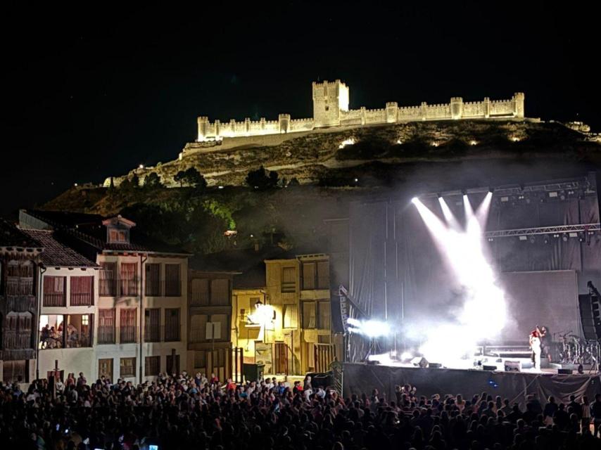 Imagen del concierto con el castillo de Peñafiel al fondo