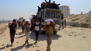 Palestinos reciben ayuda humanitaria que entró en Gaza a través de Israel, en Beit Lahia.