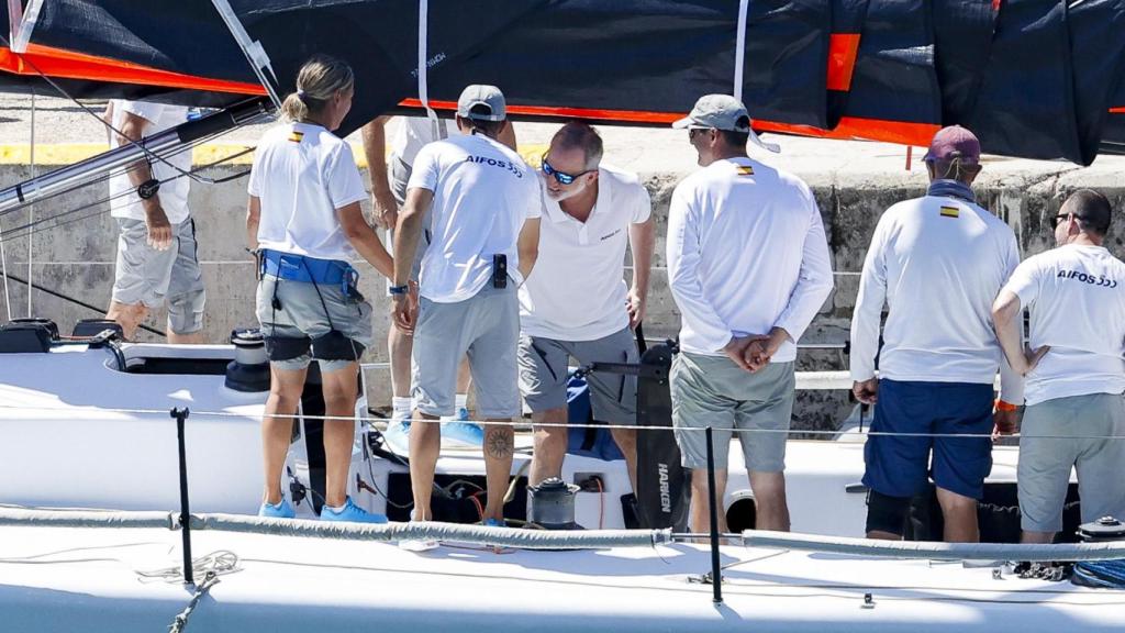 En la cubierta del barco, el monarca ha saludado a los integrantes de la tripulación, todos ellos miembros de la Armada.