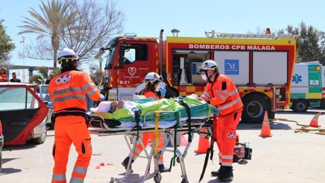 Efectivos sanitarios y de bomberos en una imagen de archivo.