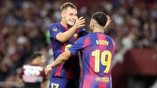 Casadó y Roony celebran el gol del sueco contra el Vissel Kobe.