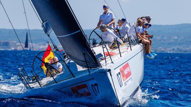 El rey Felipe VI sale a entrenar en el velero de la Armada con el que  competirá en la Copa del Rey Mapfre