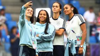 Las jugadoras de la selección inmortalizando el momento en St. Jakob-Park en Basilea