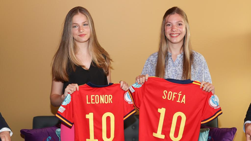La princesa Leonor y la infanta Sofía en la Eurocopa 2022.
