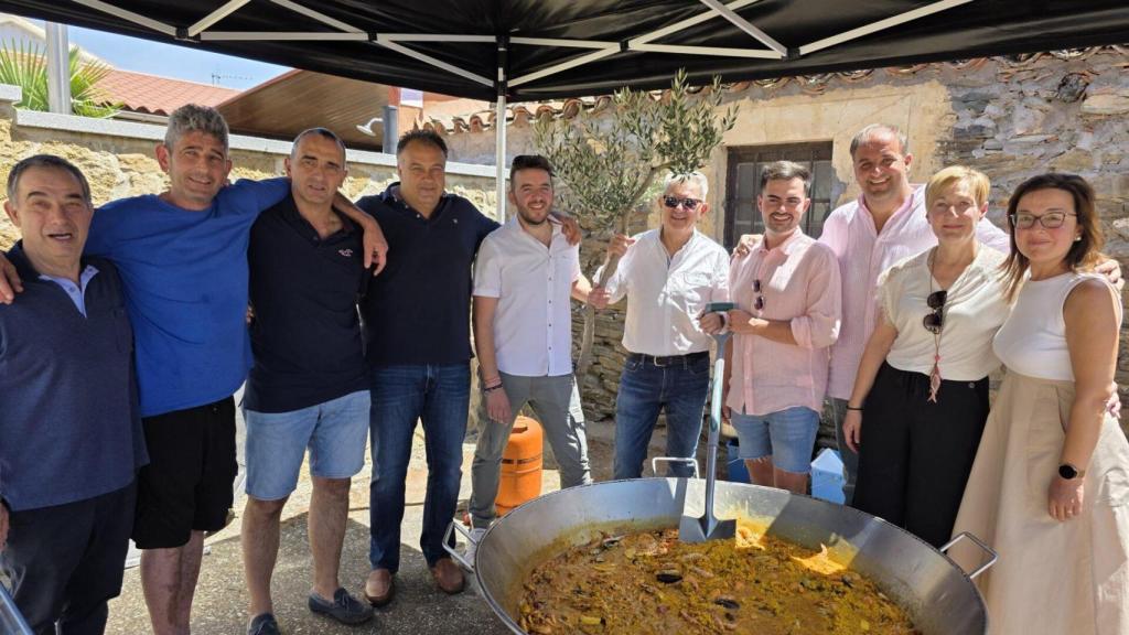 Asistentes a una de las paellas organizadas en Cabezuela