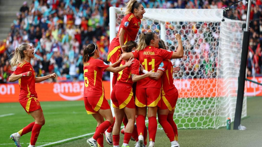 Las jugadoras de la selección española celebran el gol de Mariona Caldentey