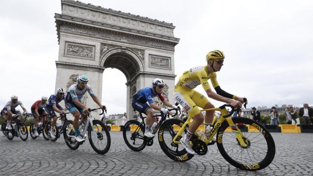 Tadej Pogacar lidera el pelotón al paso por el Arco del Triunfo de París