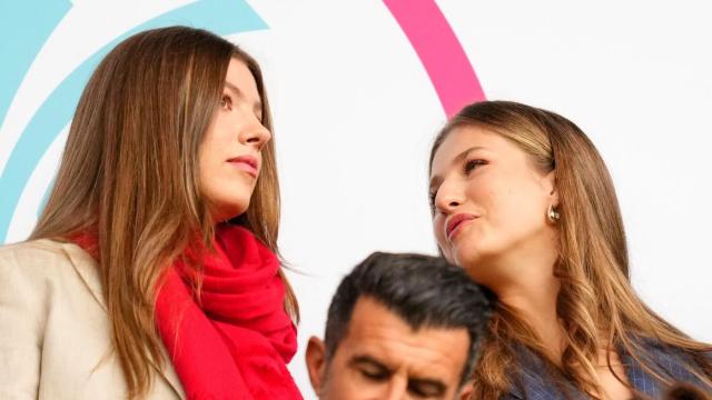La princesa Leonor y la infanta Sofía charlan con el príncipe Guillermo en la final de la Eurocopa.