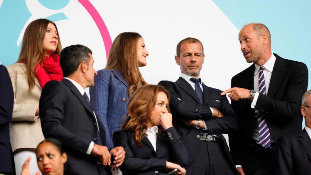 El Príncipe de Gales charló de manera animada con la princesa Leonor y la infanta Sofía.