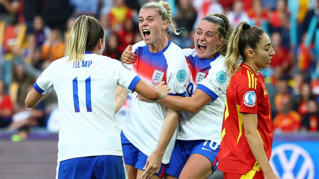 Alessia Russo celebra su gol en la final con las jugadoras inglesas