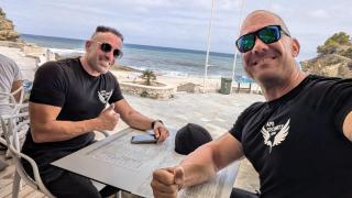 Antonio Plana, jefe de APD Security Iberia, a la izquierda, con un compañero.