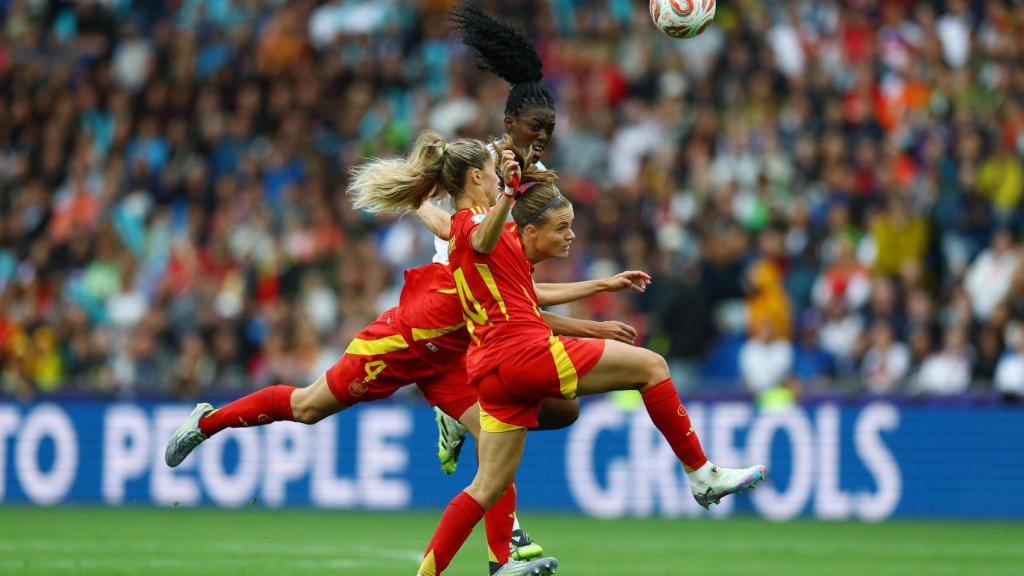 Michelle Agyemang remata un balón pese a la presión de Irene Paredes y Laia Aleixandri