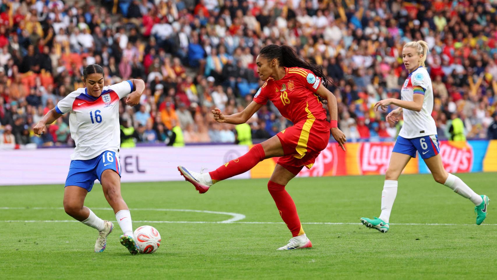 Salma Paralluelo remata frente a la portería de Inglaterra