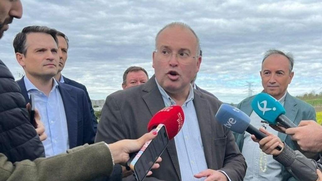 El secretario general del PP, Miguel Tellado, responde a los medios durante una visita a la central de Almaraz.