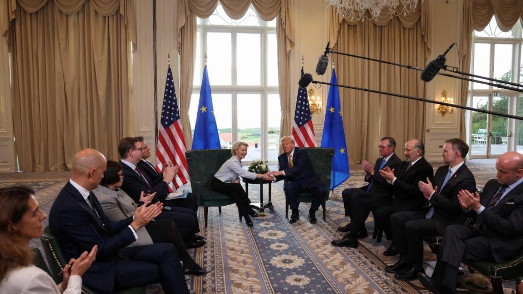 Ursula von der Leyen y Donald Trump se dan la mano para sellar el acuerdo mientras las delegaciones aplauden