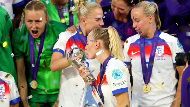 Chloe Kelly, heroína de la noche para Inglaterra, levanta la Eurocopa femenina 2025.
