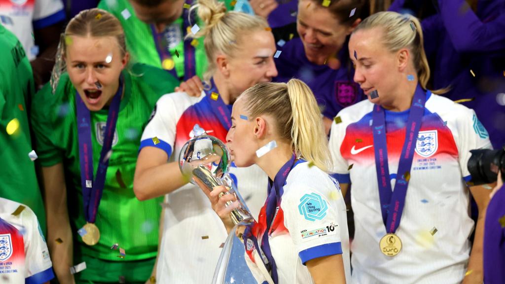 Chloe Kelly, heroína de la noche para Inglaterra, levanta la Eurocopa femenina 2025.