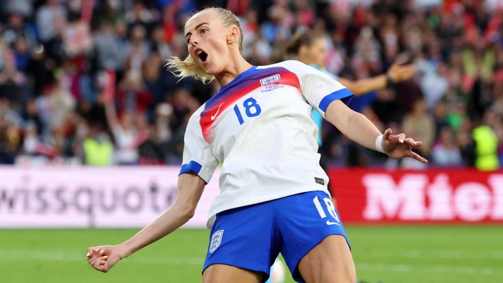 Chloe Kelly celebra tras anotar el penalti decisivo de la tanda.