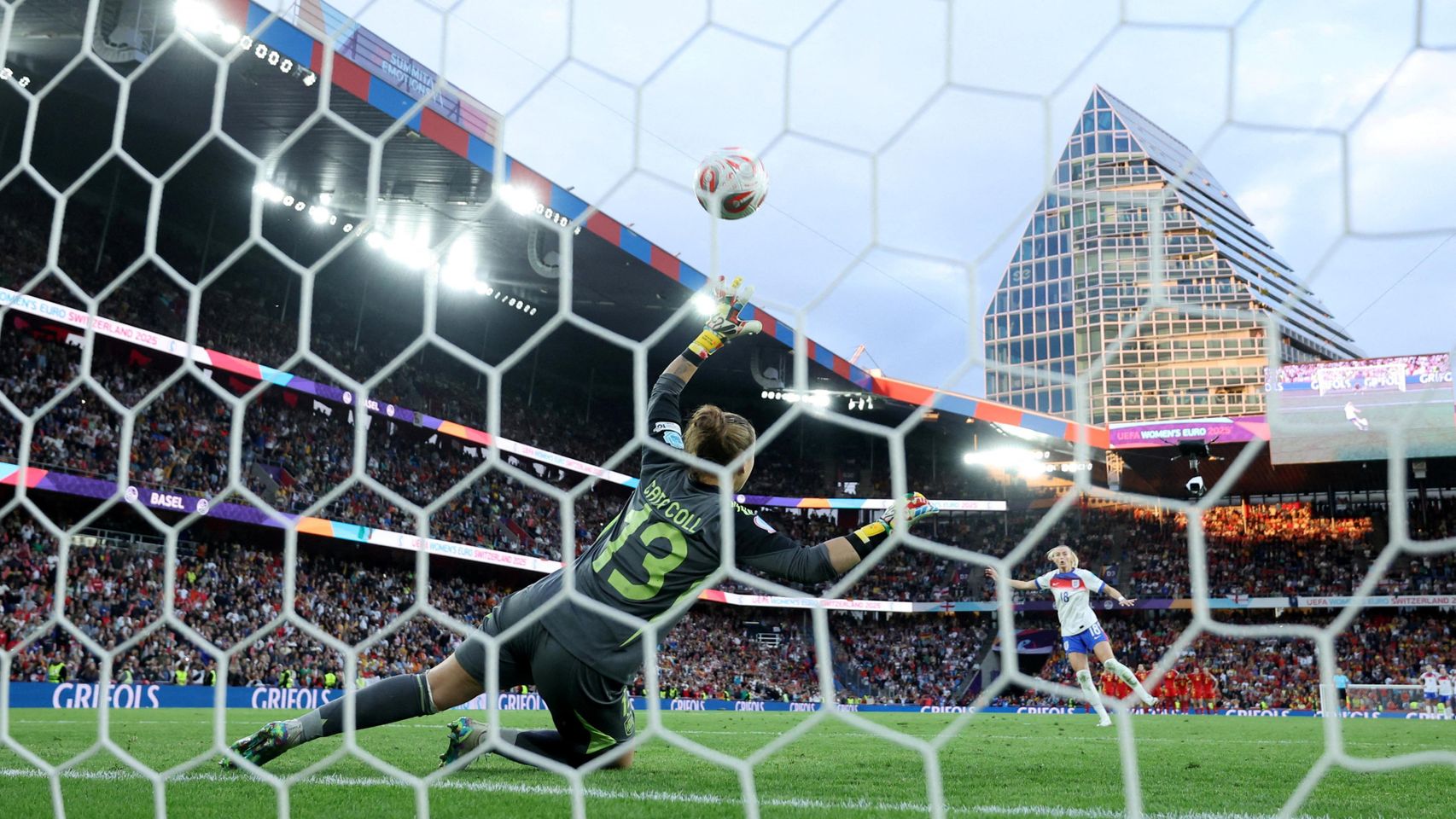 Chloe Kelly marca el penalti decisivo que da la victoria a Inglaterra