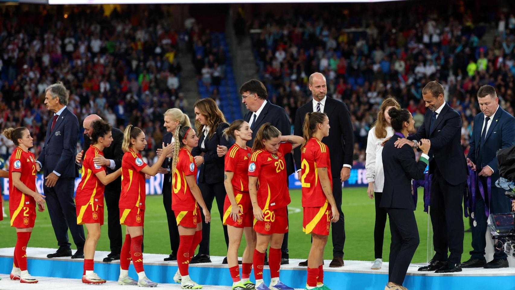 Las jugadoras y el cuerpo técnico de la Selección reciben en premio de consolación tras la derrota en la final de la Eurocopa