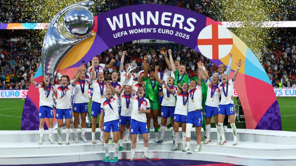 las futbolistas de Inglaterra levantan el título de campeonas de la Eurocopa femenina