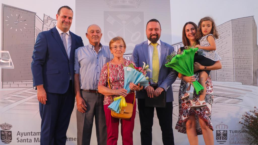 Fernando de la Calle junto a su familia y el alcalde de Santa Marta de Tormes