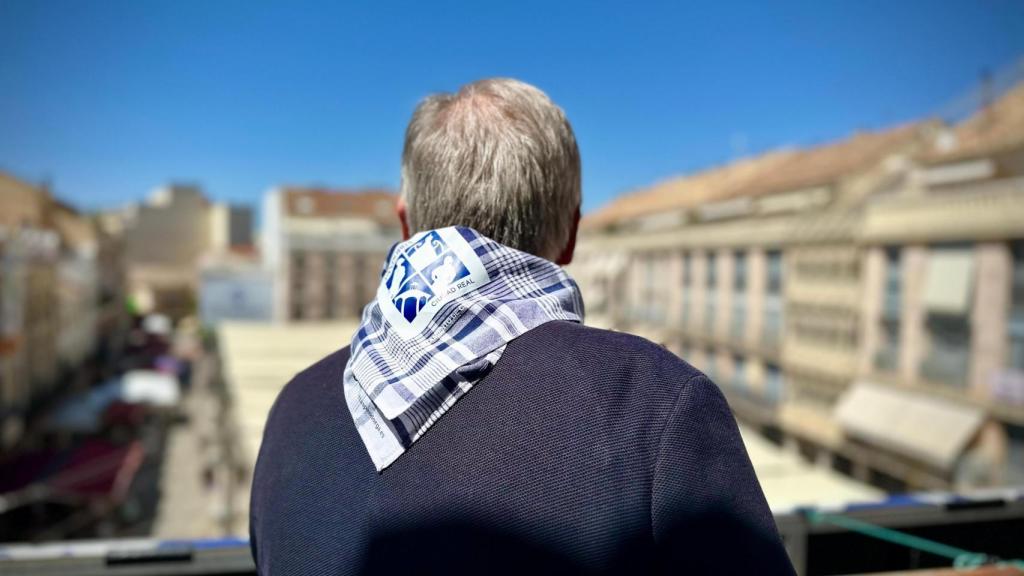 Francisco Cañizares, alcalde de Ciudad Real, en el balcón del Ayuntamiento con su pañuelo de yerbas.