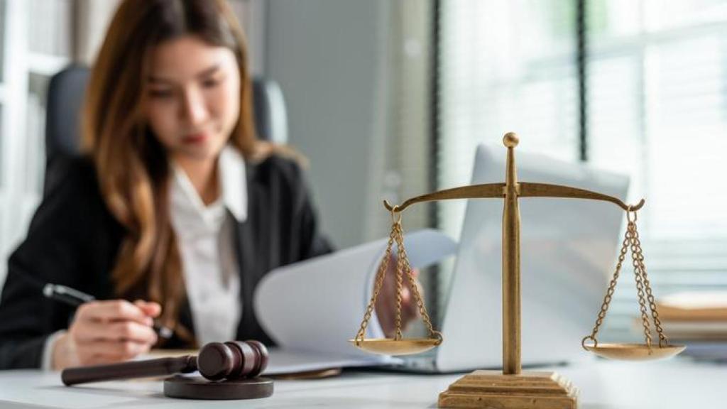 Notaria en su despacho.