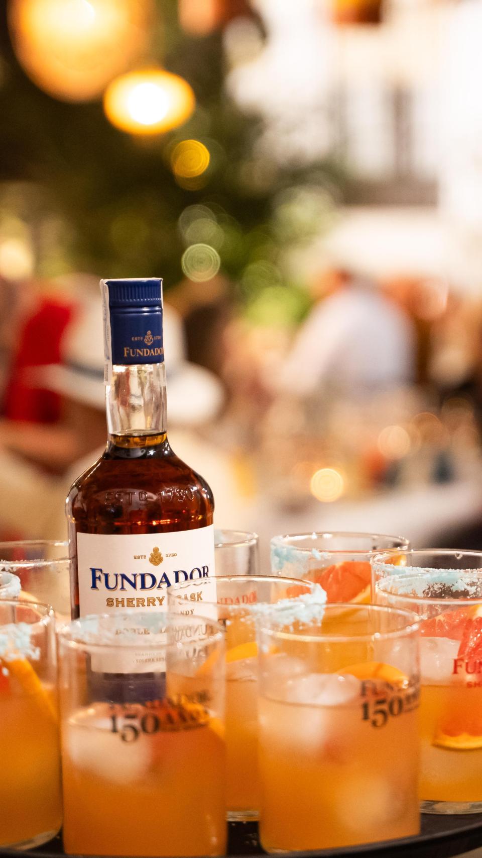 El brandy protagonista del cóctel junto al combinado.