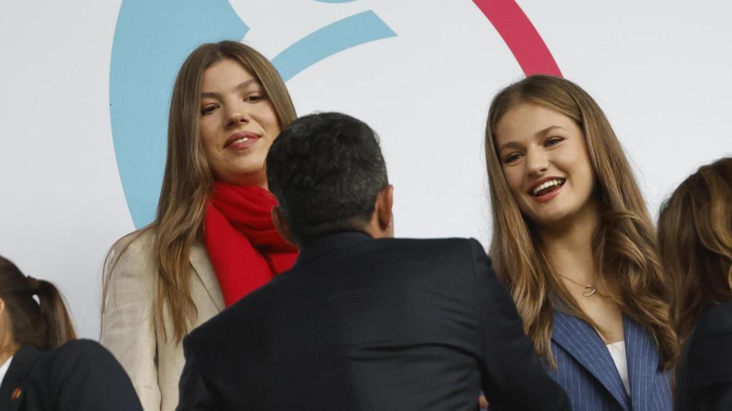 Luis Figo saluda a la Princesa y a la Infanta,