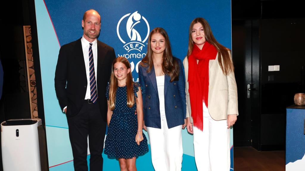 Leonor y Sofía posan junto al heredero de la corona británica, el príncipe Guillermo, y su hija Charlotte.