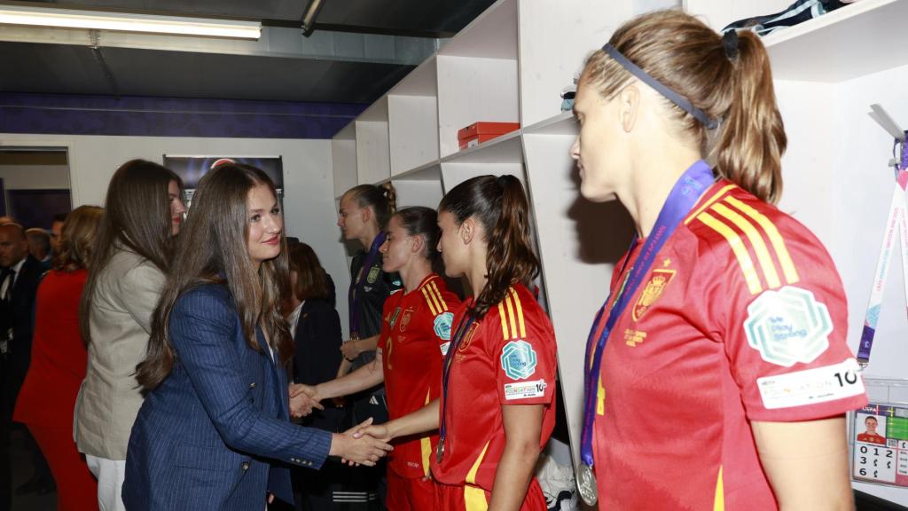 La princesa Leonor y la infanta Sofía han bajado al vestuario para reunirse con las jugadoras españolas tras la derrota.