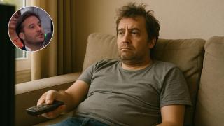 Imagen generada por IA de un trabajador en el paro y Diego Carbajosa.